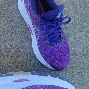 Asics Gel-Nimbus 24 women's athletic shoe